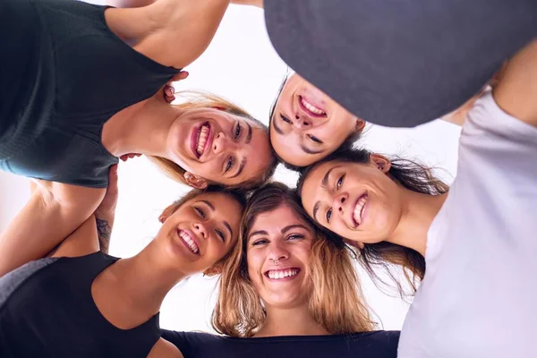 Junge Schöne Gruppe Von Sportlerinnen Die Glücklich Lächeln Stehendes Umarmen — Stockfoto