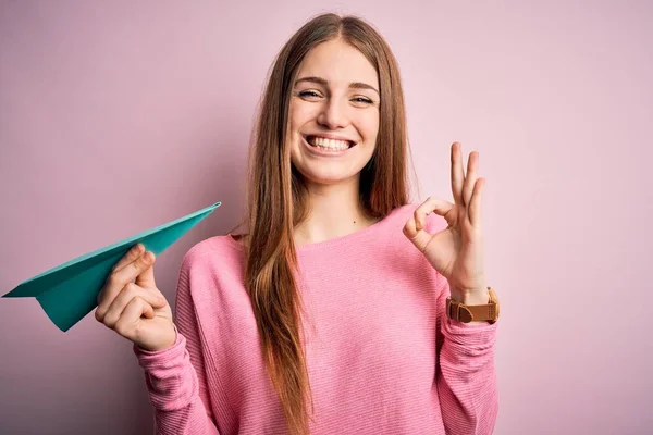 Jovem Mulher Ruiva Bonita Segurando Avião Papel Sobre Fundo Rosa — Fotografia de Stock