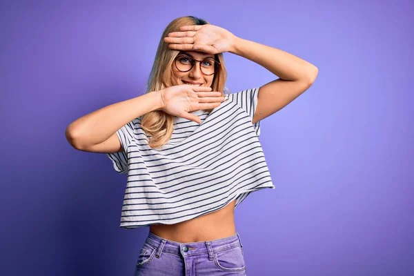 Joven Hermosa Mujer Rubia Con Camiseta Rayas Gafas Sobre Fondo — Foto de Stock