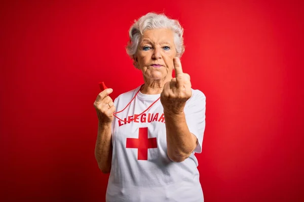 Senior Hermosa Salvavidas Pelo Gris Mujer Usando Camiseta Con Cruz — Foto de Stock