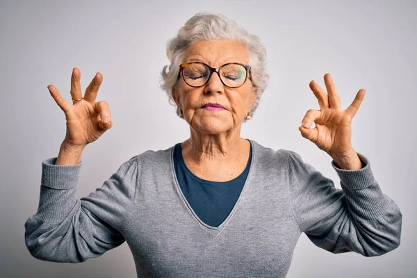 Senior Bella Donna Dai Capelli Grigi Indossa Maglione Casual Occhiali — Foto Stock