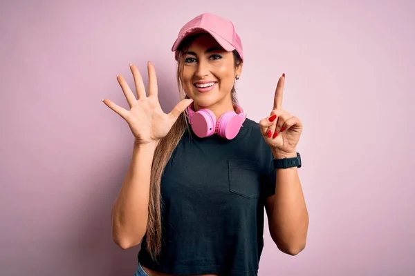 Joven Hermosa Mujer Deportiva Fitness Con Gorra Entrenamiento Auriculares Sobre — Foto de Stock