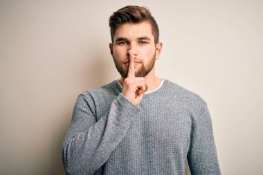 Sakallı, mavi gözlü, sıradan süveter giyen, dudakları parmaklı, sessiz olmak isteyen genç, yakışıklı sarışın bir adam. Sessizlik ve gizli konsept.