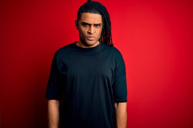 Rastgele tişört giyen, kuşkucu ve gergin, sorun yüzünden üzgün olan Afro-Amerikan genç adam. Negatif kişi.