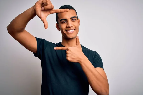 Joven Hombre Afroamericano Guapo Con Camiseta Casual Pie Sobre Fondo —  Fotos de Stock