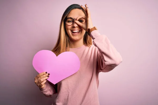 Jovem Bela Mulher Romântica Loira Usando Óculos Segurando Grande Coração — Fotografia de Stock