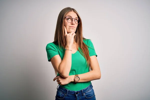 Mulher Ruiva Bonita Nova Vestindo Casual Shirt Verde Óculos Sobre — Fotografia de Stock