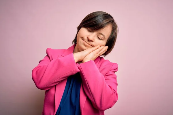 Jong Syndroom Zakenvrouw Roze Achtergrond Slapen Moe Dromen Poseren Met — Stockfoto