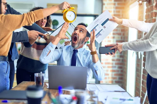 Grupo Empresários Que Trabalham Conjunto Parceiros Salientando Deles Escritório — Fotografia de Stock