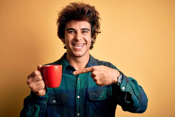 Joven Hombre Guapo Bebiendo Taza Café Pie Sobre Fondo Amarillo — Foto de Stock