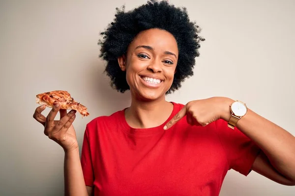 Fiatal Afro Amerikai Göndör Hajjal Ízletes Olasz Pizzát Eszik Meglepett — Stock Fotó