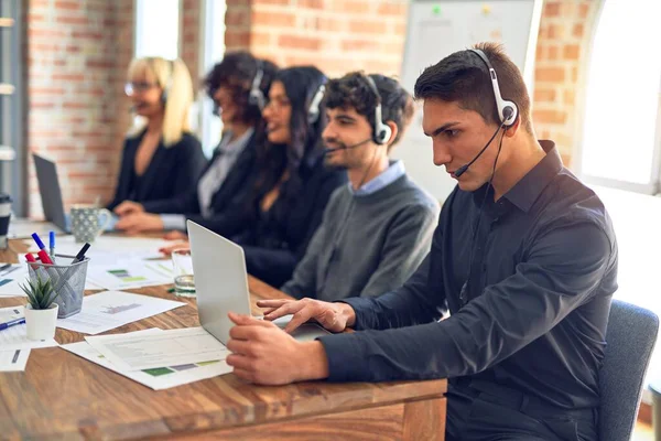 Call Center Dolgozóinak Egy Csoportja Boldogan Magabiztosan Mosolyog Együtt Dolgozni — Stock Fotó