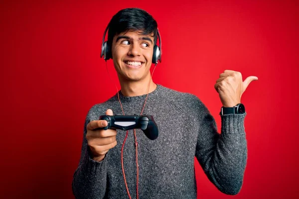 Jovem Jogador Bonito Homem Jogando Videogame Usando Joystick Fones Ouvido — Fotografia de Stock