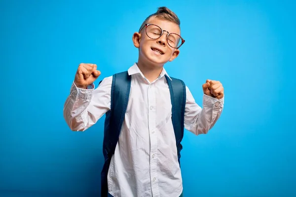 Młody Biały Uczeń Noszący Inteligentne Okulary Torbę Szkolną Niebieskim Tle — Zdjęcie stockowe