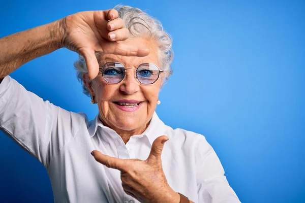 Senior Bela Mulher Vestindo Camisa Elegante Óculos Sobre Fundo Azul — Fotografia de Stock