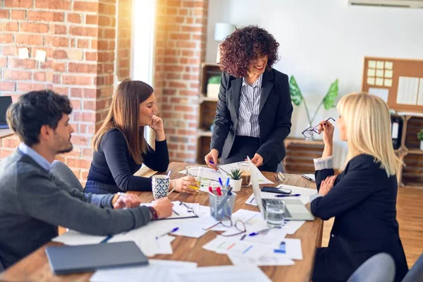 Gruppe Von Geschäftsleuten Die Glücklich Und Zuversichtlich Lächeln Wir Arbeiten — Stockfoto