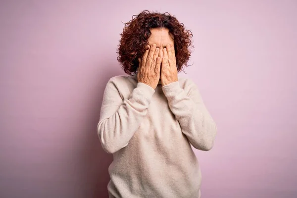 Medelåldern Vackra Lockigt Hår Kvinna Bär Casual Turtleneck Tröja Över — Stockfoto