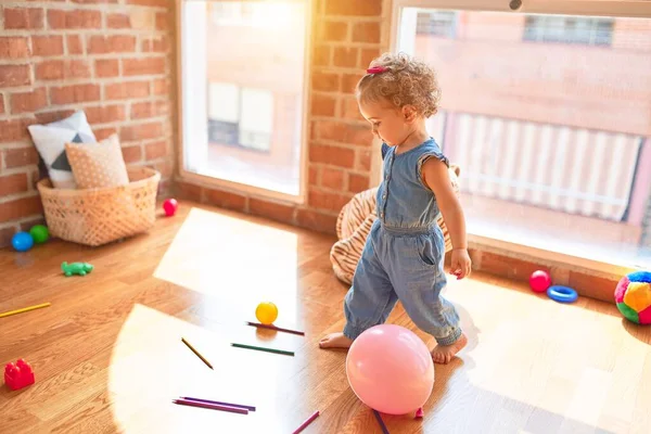 Schöne Kaukasische Säugling Spielt Mit Spielzeug Bunten Spielzimmer Fröhlich Und — Stockfoto