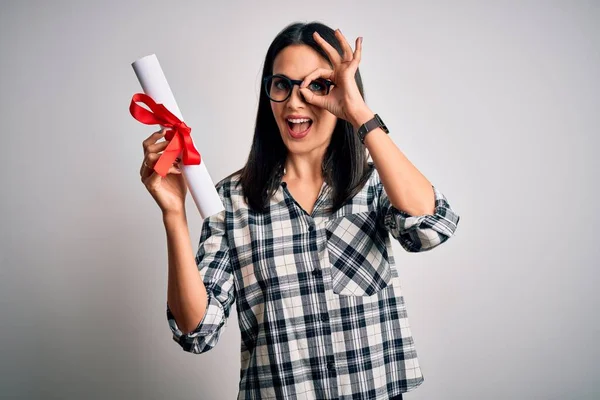 Ung Brunett Student Kvinna Med Blå Ögon Håller Universitet Diplom — Stockfoto