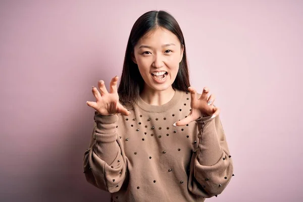 Młoda Piękna Azjatycka Kobieta Nosi Modę Elegancki Sweter Różowym Solated — Zdjęcie stockowe
