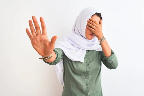 孤立した背景の上に伝統的なイスラム教徒のヒジャーブを身に着けている若い美しいアラブの女性は手で目を覆い 悲しいと恐怖の表現でジェスチャーを停止します 恥ずかしいと否定的な概念 — ストック写真