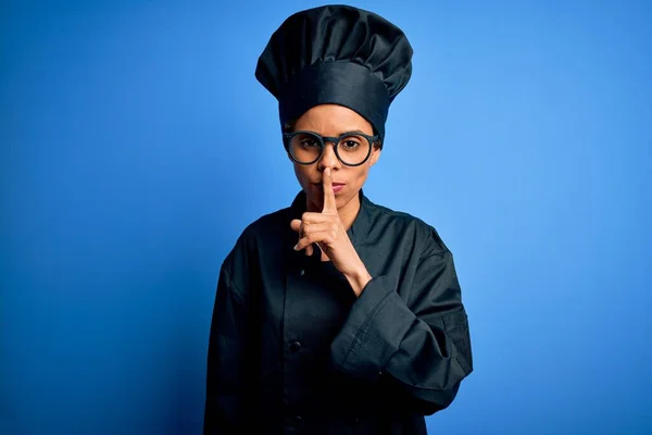 Die Junge Afrikanisch Amerikanische Köchin Trägt Kochuniform Und Hut Über — Stockfoto