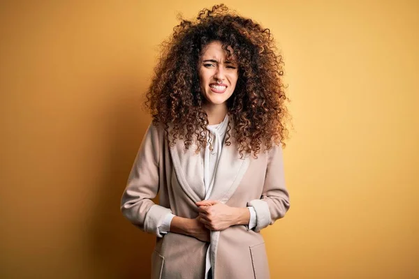 Young Beautiful Brunette Woman Curly Hair Piercing Wearing Casual Shirt — Stock Photo, Image