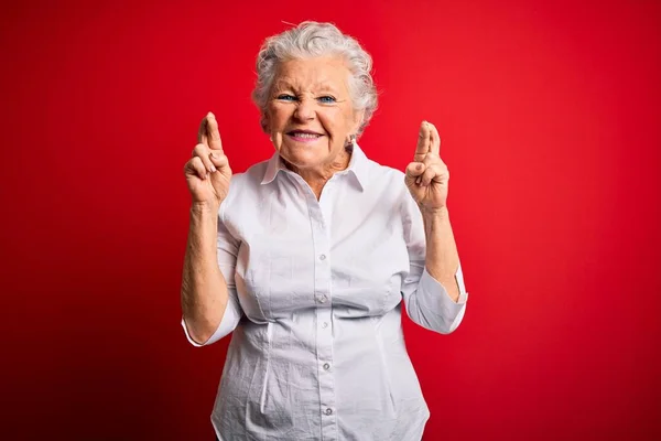 Eine Ältere Schöne Frau Elegantem Hemd Die Vor Isoliertem Rotem — Stockfoto