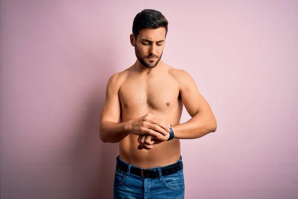 Joven Hombre Fuerte Guapo Con Barba Sin Camisa Pie Sobre —  Fotos de Stock