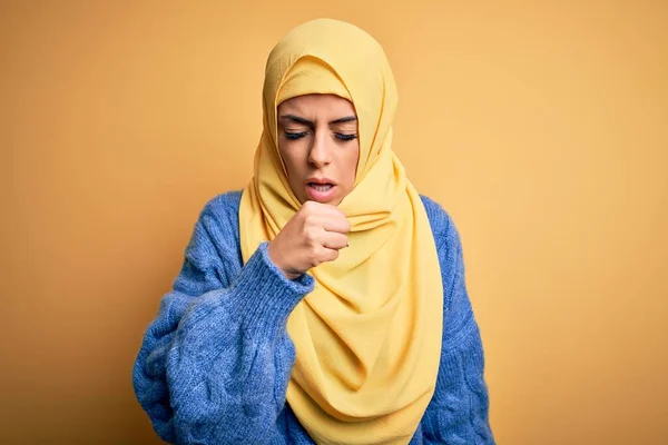 Jovem Mulher Muçulmana Morena Bonita Vestindo Hijab Árabe Sobre Fundo — Fotografia de Stock