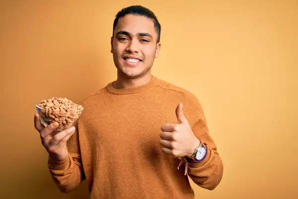 Ung Brasiliansk Man Som Håller Skål Med Friska Salta Jordnötter — Stockfoto