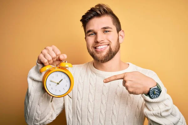 Junger Blonder Mann Mit Bart Und Blauen Augen Hält Wecker — Stockfoto