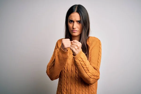 Jovem Bela Mulher Morena Vestindo Camisola Casual Sobre Fundo Branco — Fotografia de Stock