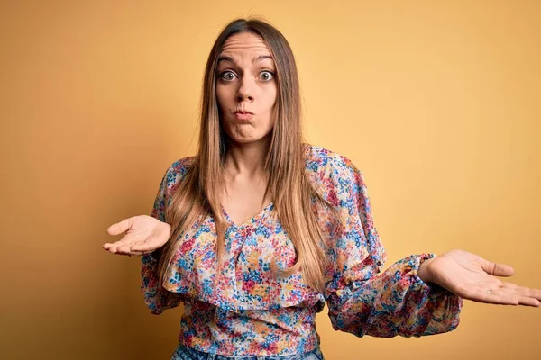 Jovem Mulher Loira Bonita Com Olhos Azuis Vestindo Roupas Verão — Fotografia de Stock