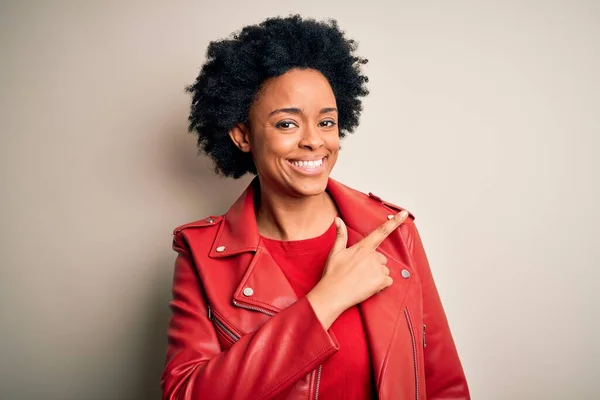 Fiatal Gyönyörű Afro Amerikai Göndör Haj Visel Alkalmi Piros Kabát — Stock Fotó