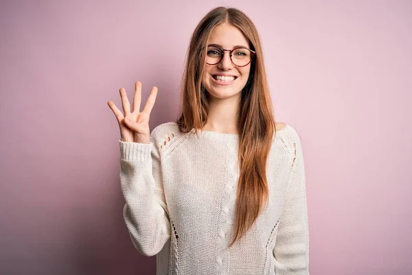 Jovem Mulher Ruiva Bonita Vestindo Camisola Casual Óculos Sobre Fundo — Fotografia de Stock