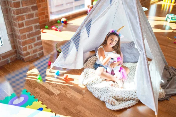 Entzückendes Kleinkind Sitzt Auf Dem Boden Tipi Jede Menge Spielzeug — Stockfoto