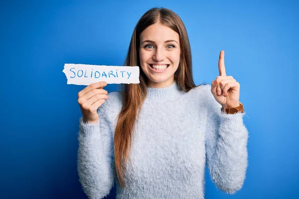 Joven Hermosa Pelirroja Sosteniendo Papel Con Mensaje Solidaridad Sobre Fondo —  Fotos de Stock
