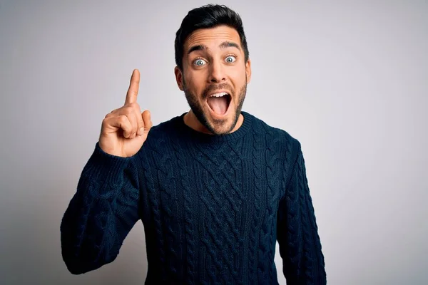 Homem Bonito Jovem Com Barba Vestindo Camisola Casual Sobre Fundo — Fotografia de Stock