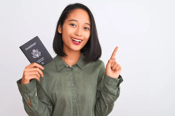 Красивая Китаянка Американским Паспортом Изолированном Белом Фоне Удивлена Идеей Вопросом — стоковое фото