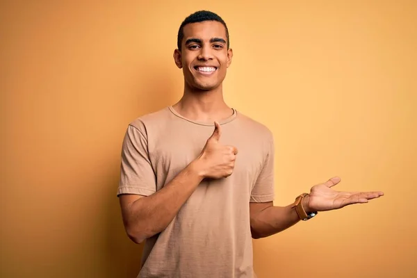 Jonge Knappe Afro Amerikaanse Man Draagt Casual Shirt Staan Gele — Stockfoto