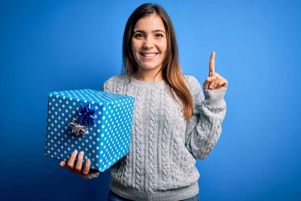 Νεαρή Ξανθιά Γυναίκα Κρατώντας Ένα Κουτί Δώρου Δώρο Γενεθλίων Πάνω — Φωτογραφία Αρχείου