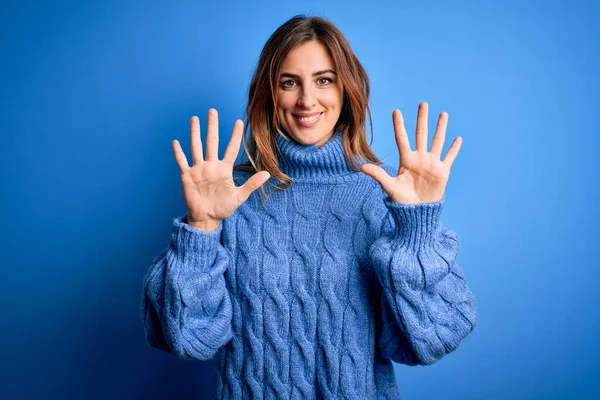 Jong Mooi Brunette Vrouw Dragen Casual Coltrui Blauwe Achtergrond Tonen — Stockfoto