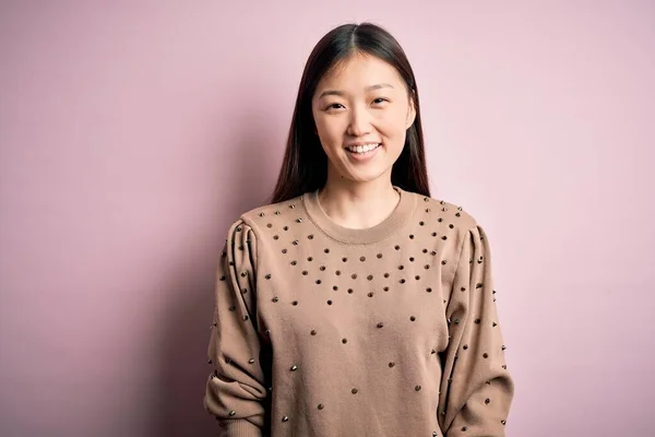 스웨터 분홍색 풀칠을 행복하고 미소를 아름다운 아시아 운좋은 — 스톡 사진