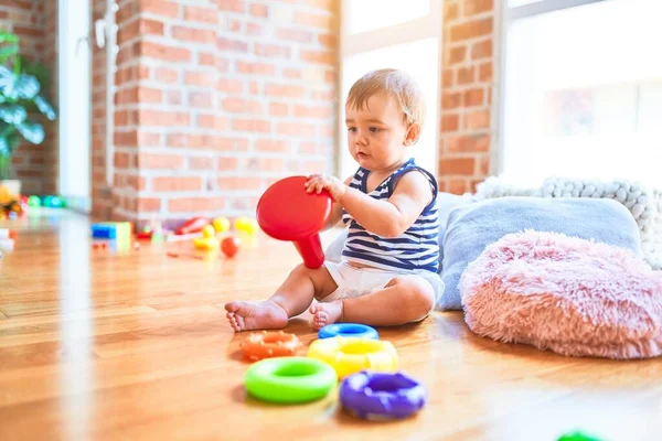 Bedårande Småbarn Som Leker Runt Massor Leksaker Dagis — Stockfoto