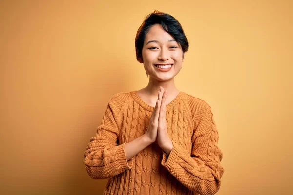 Jong Mooi Aziatisch Meisje Dragen Casual Trui Diadeem Staande Gele — Stockfoto