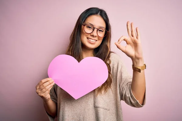 Młoda Piękna Brunetka Romantyczna Kobieta Trzyma Duży Papier Serca Świętując — Zdjęcie stockowe