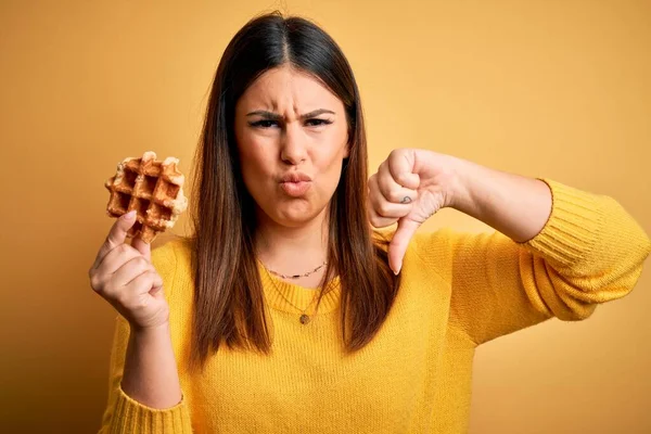 Joven Hermosa Mujer Comiendo Pastelería Dulce Waffle Sobre Fondo Amarillo — Foto de Stock