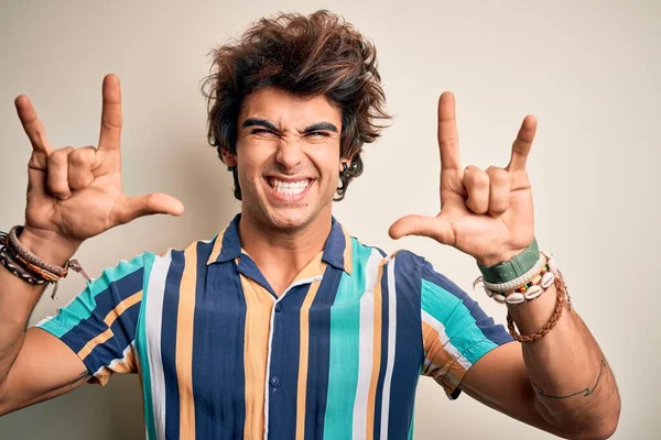 Joven Hombre Vacaciones Vistiendo Camisa Colorida Verano Pie Sobre Fondo — Foto de Stock