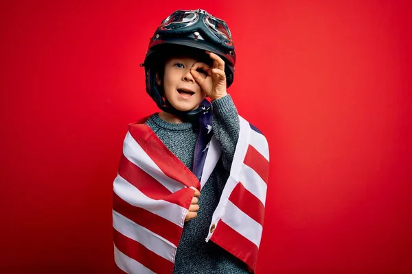 Ung Liten Patriotisk Unge Bär Usa Flagga Och Motorcykel Hjälm — Stockfoto